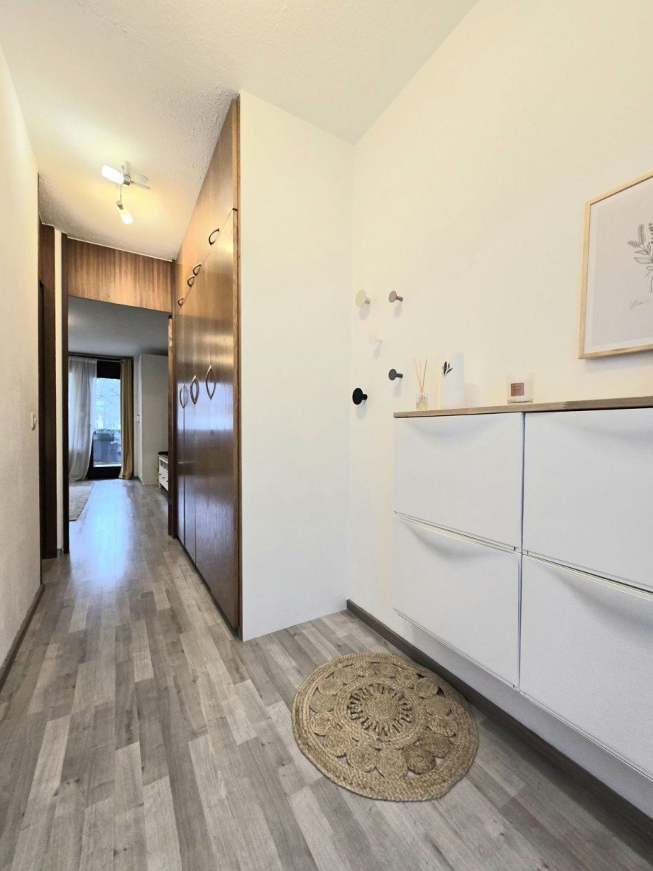 Sch�n gegliederter Flur mit gro�em Einbauschrank Erdgeschosswohnung Germering