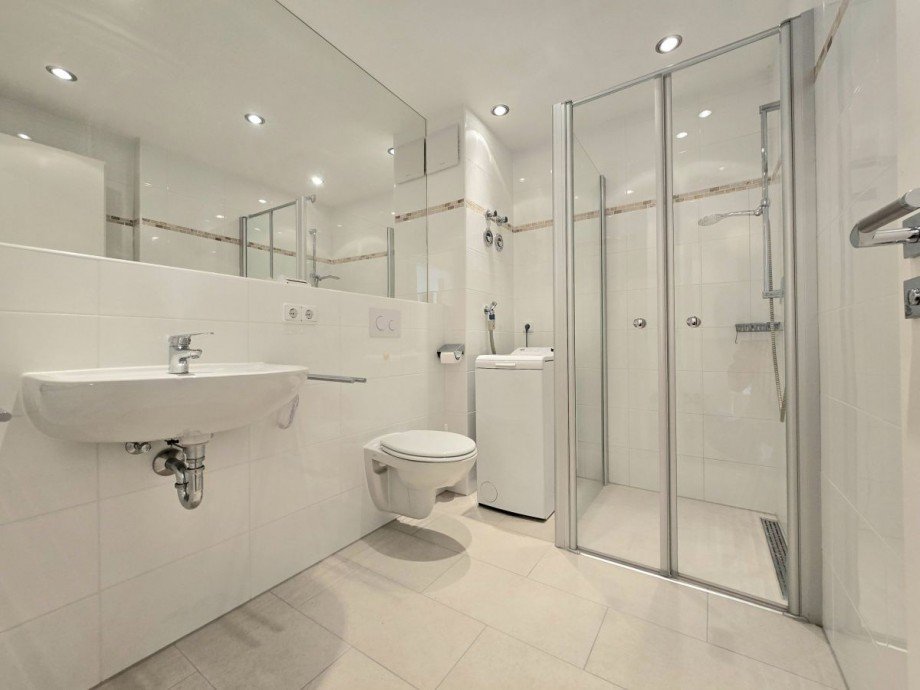 Gro�es Bad mit ebenerdiger Dusche Terrassenwohnung Murnau am Staffelsee