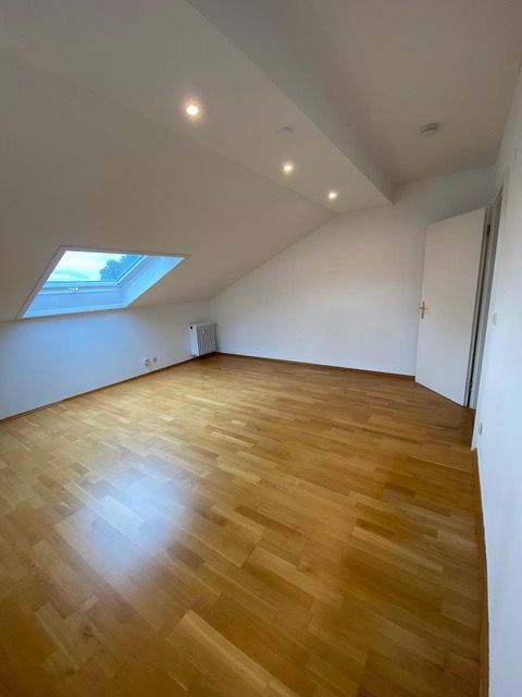 Schlafzimmer unm�bliert Dachgeschosswohnung Murnau am Staffelsee