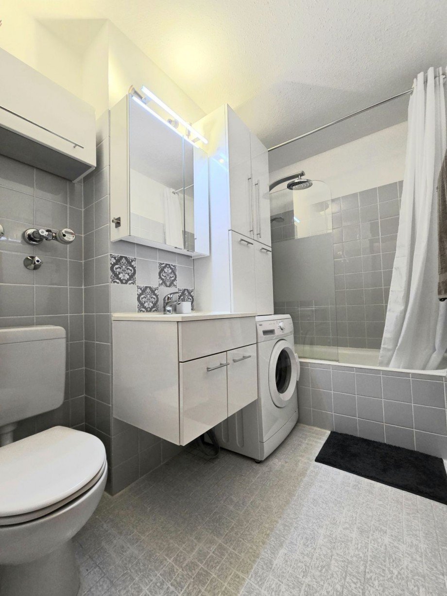 Bad mit Badewanne, in der bequem geduscht werden kann Erdgeschosswohnung Germering