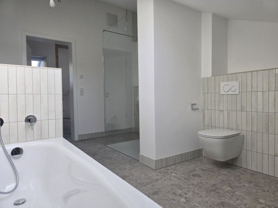 Gro�z�giges Bad mit sep. Badewanne und Dusche Penthousewohnung Murnau am Staffelsee
