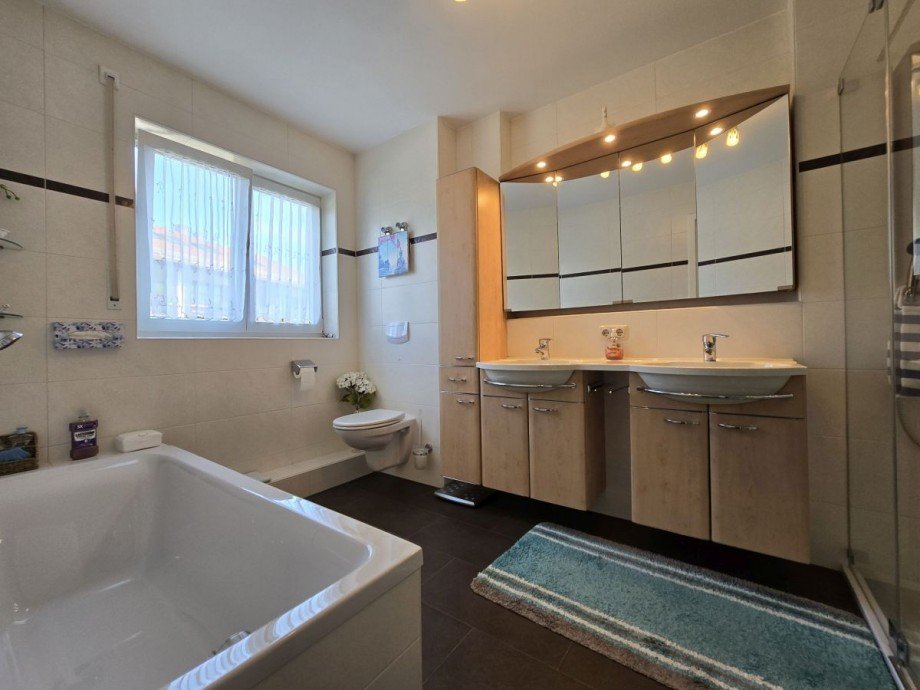 Gro�z�gig mit Badewanne und Dusche Etagenwohnung Murnau am Staffelsee
