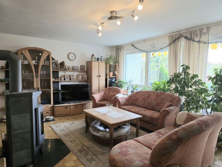 Helles und gro�z�giges Wohnzimmer mit Schwedenofen Reihenmittelhaus Murnau am Staffelsee