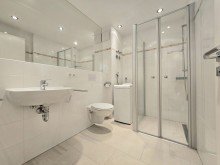 Gro�es Bad mit ebenerdiger Dusche Erfolgreich VERMIETET! Chices APPARTEMENT mit eigenem GARTENANTEIL