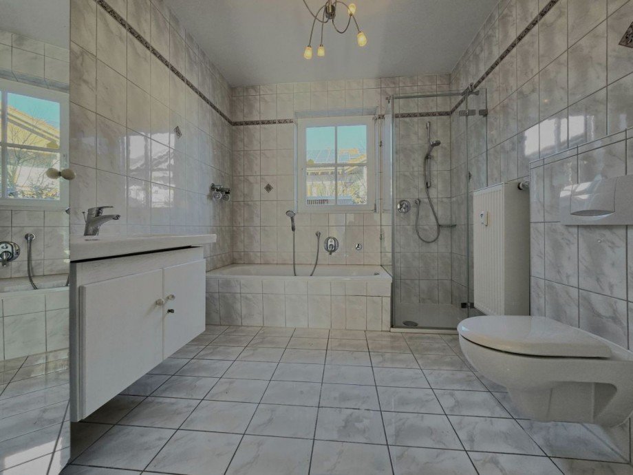 Gro�z�giges Bad mit sep. Badewanne und Dusche Mehrfamilienhaus Murnau am Staffelsee
