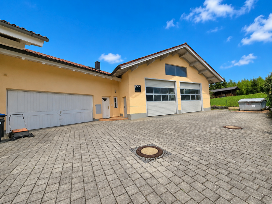 Gro�e Halle mit 2 Einfahrstoren, gro�e Doppelgarage Einfamilienhaus Murnau am Staffelsee